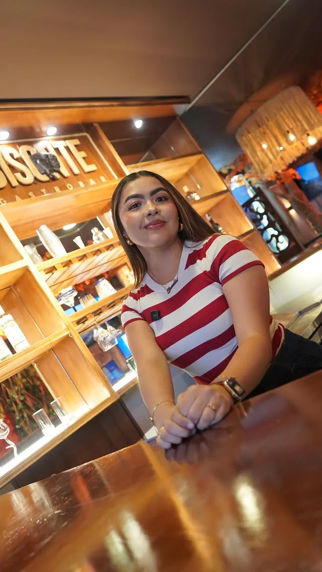 Barra de madera con la repisa de licores de Bisonte