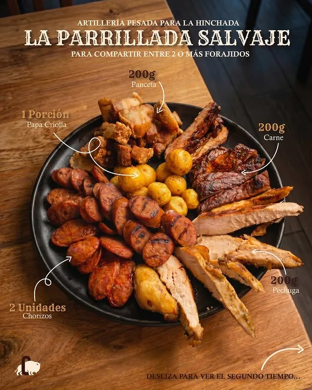 La Parrillada Salvaje de Bisonte: chorizo, panceta, carne, pollo y papa criolla